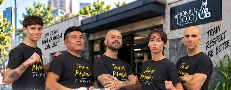 Gli istruttori del Team Pavone davanti all'Honbu Dojo di Milano Bovisa